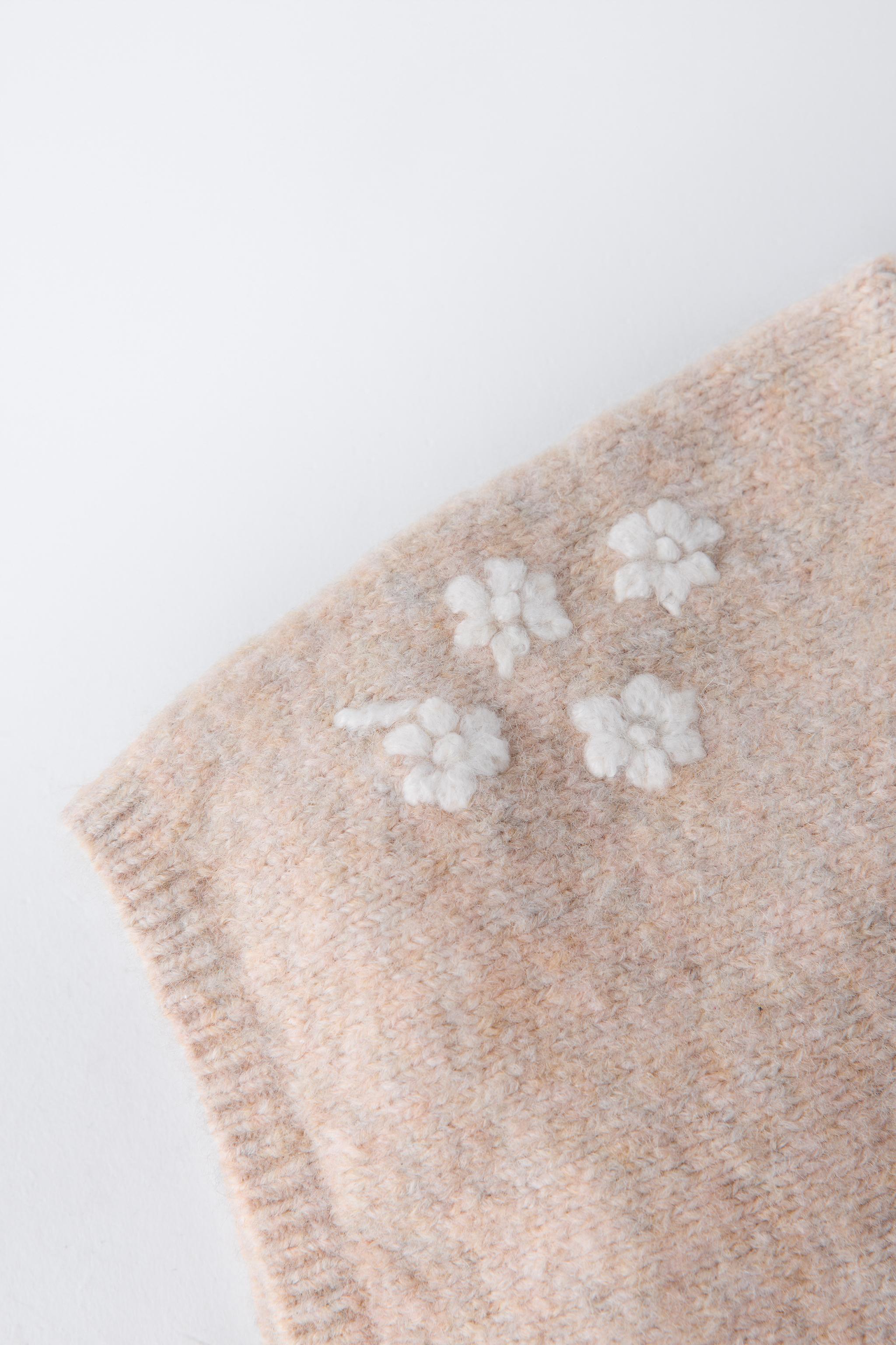 BONNET EN MAILLE À FLEURS BRODÉES